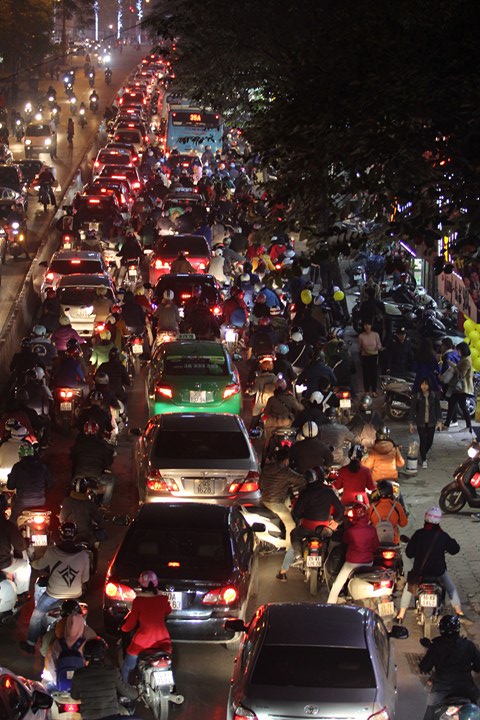 Tắc khắp ngả đường Hà Nội ngày cuối năm